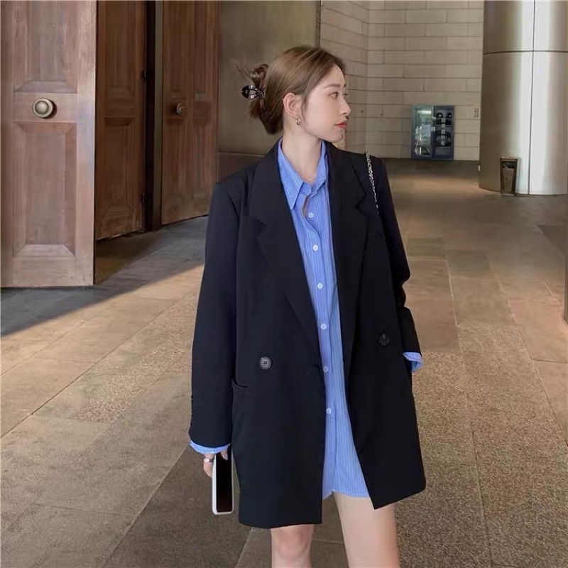 Áo khoát vest blazer cùng áo sơ mi cực phong cách.
