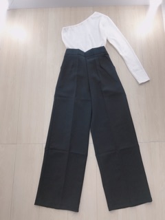Set áo lệch vai đen, phối quần loe