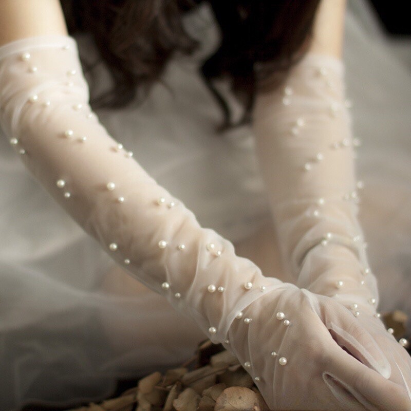 Bao tay cô dâu trong suốt đính hạt trai