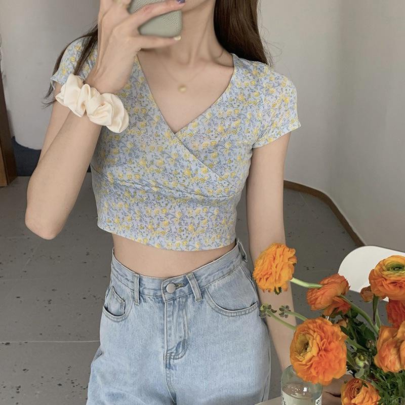 Áo thun croptop tay ngắn cổ chữ V in họa tiết hoa nhí xinh xắn phong cách Hàn Quốc