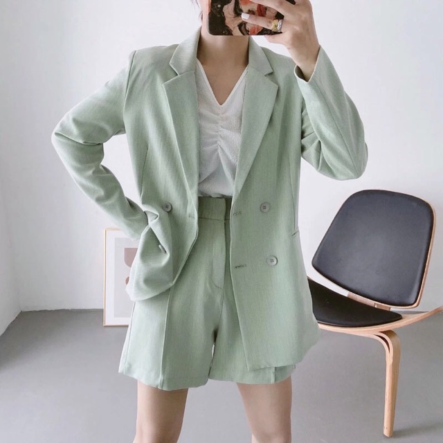Set vest hương giang mặc đẹp xuất sắc nhé