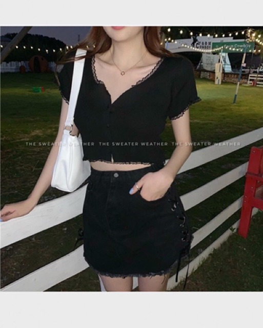 [Mã WASKT304 giảm 15% tối đa 30K đơn 99K] Áo thun ôm nút bọc viền ren | BigBuy360 - bigbuy360.vn