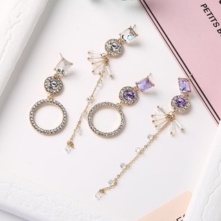 Khuyên tai lệch đính đá sang trọng