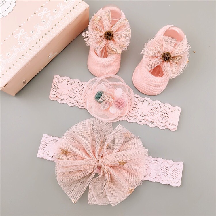 Set phụ kiện, hộp quà gồm tất, vớ và băng đô dễ thương cho bé gái sơ sinh CONY BABY