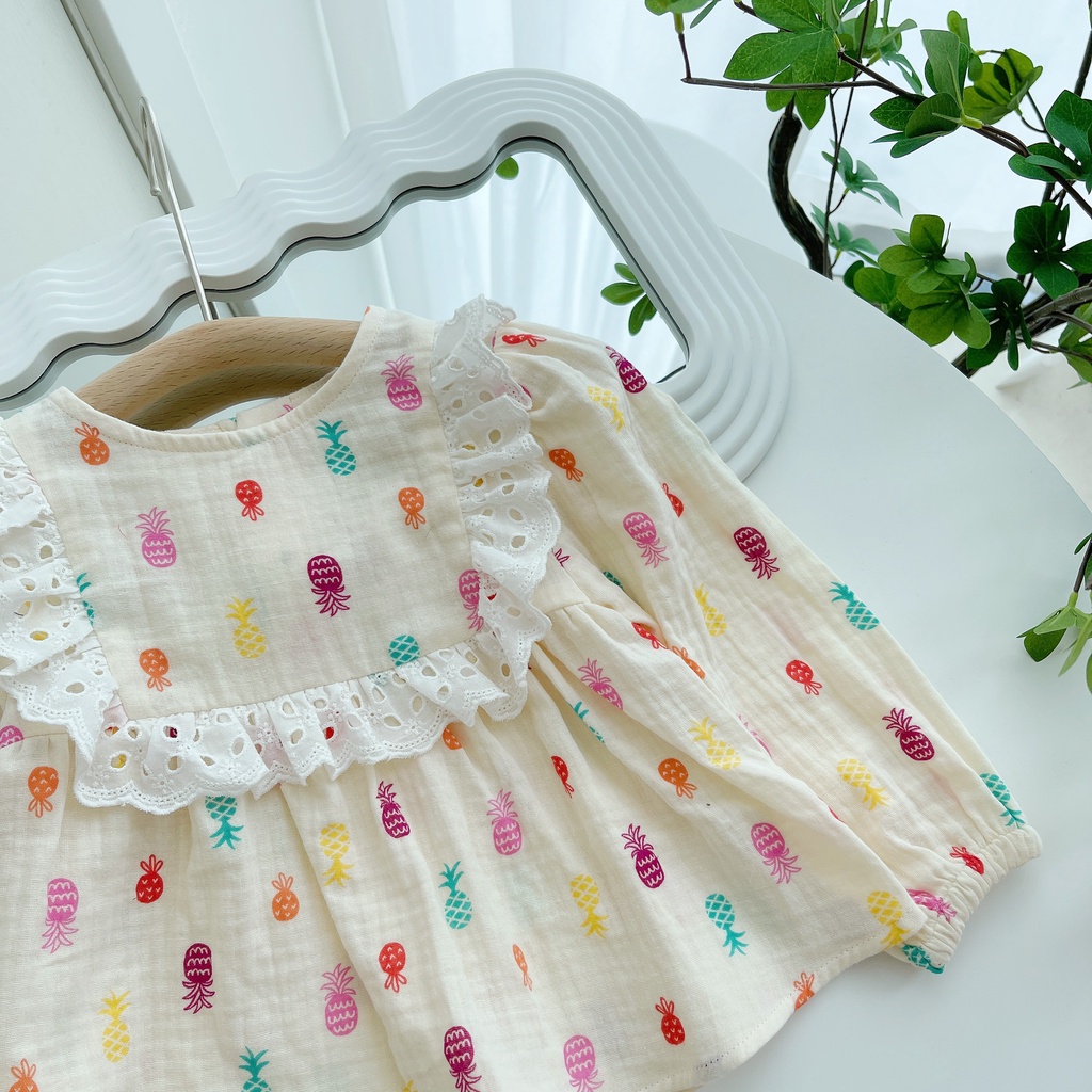 Bộ dài tay quả dứa Dewkids cổ đính viền ren vải xô mulin cao cấp cho bé gái DKT004