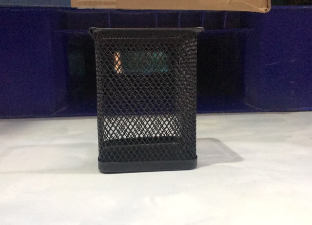 Hộp cắm bút bằng sắt dùng trong văn phòng