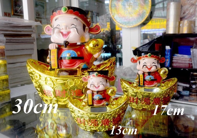 Thần Tài ngồi thỏi vàng gật đầu rứơc may mắn, chào khách vào nhà
