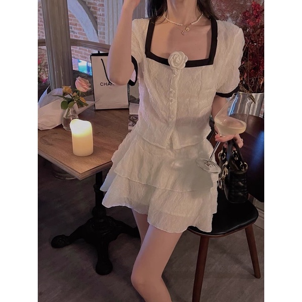 SET ÁO VIỀN ĐEN GẮN HOA TRẮNG NÚT + CHÂN VÁY TẦNG