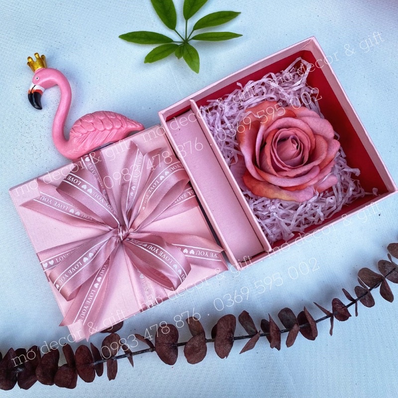 Hộp quà hoa sáp buộc nơ xinh 20/10