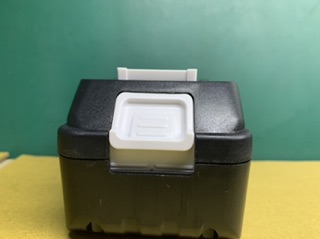 Pin makita 14,4 đóng với xạc adapter