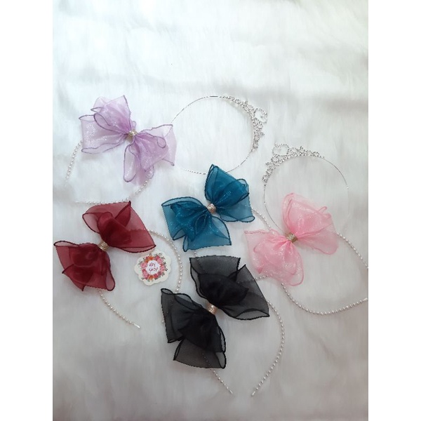 Vương niệm và cài tóc cho bé