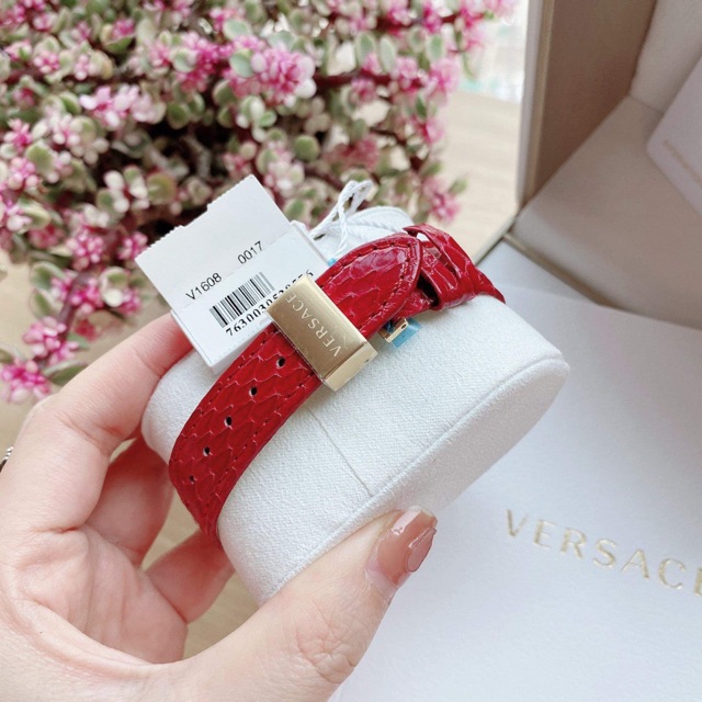 Đồng hồ nữ Vers🅰️ce  daphnis đỏ quyến rũ. Mẫu đ/hồ luôn đc chuỵ em yêu thik vì độ đẹp chảnh.