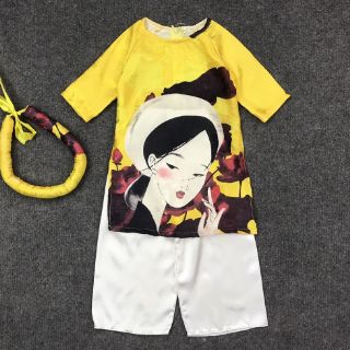 Áo dài gấm đỏ bé gái