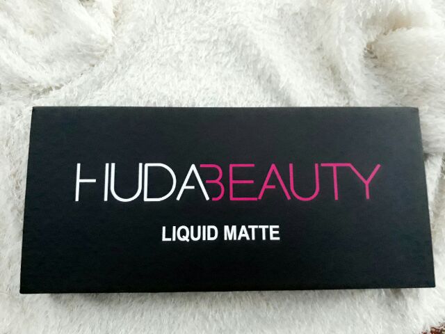 Son kem lì HUDA BEAUTY LIQUID MATE của Mỹ.