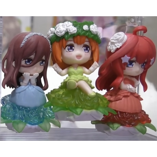 Mô hình Gacha chính hãng Nhà có 5 nàng dâu set ngồi trên hoa - HUG COT không kèm trứng.