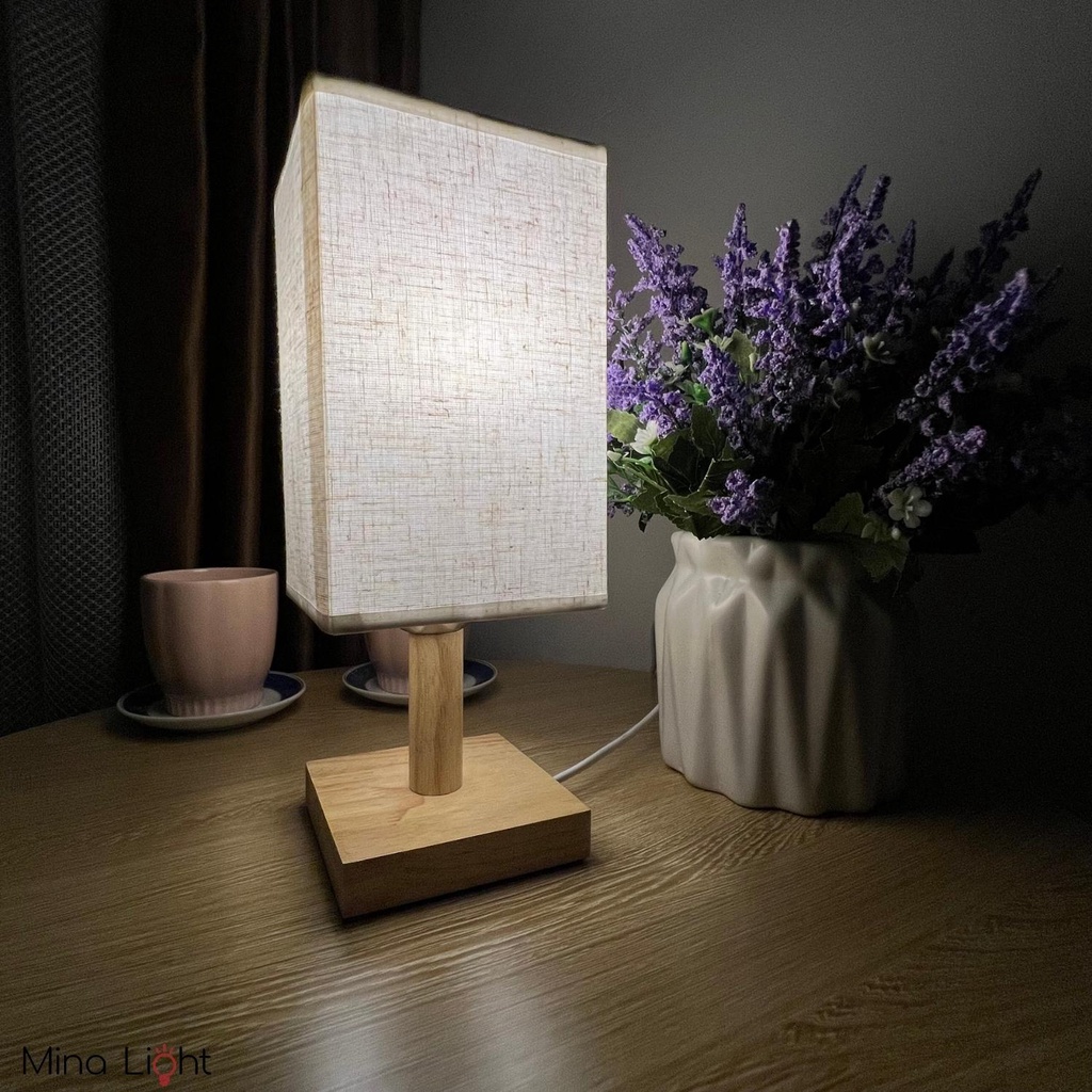 Đèn ngủ để bàn cắm điện, đèn trang trí phòng ngủ kiểu dáng lồng vuông đơn giản sang trọng và lịch sự