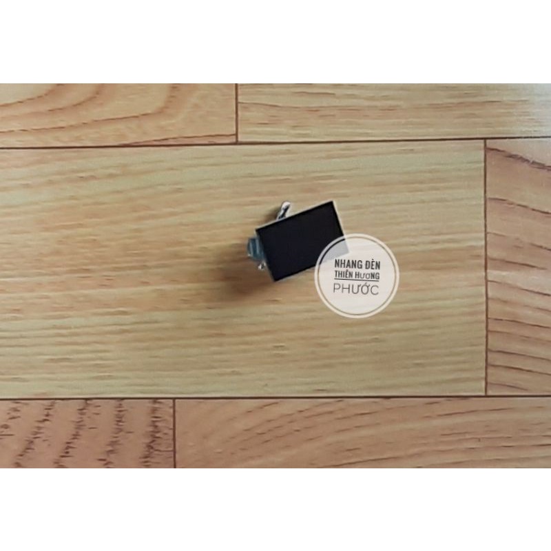 Tang cài áo màu đen, trắng bằng mica bền, nhẹ, tiện