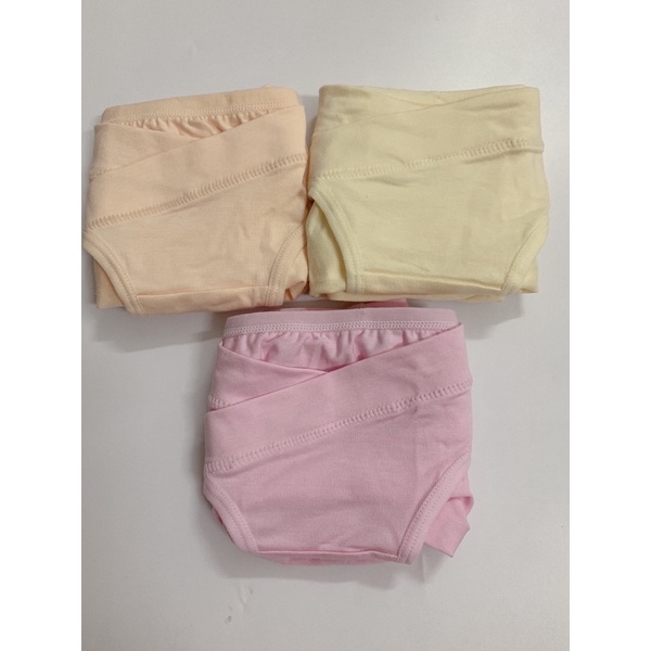 Quần lót bầu chất cotton, cạp vát chéo giúp bà bầu dễ chịu, không tức bụng.