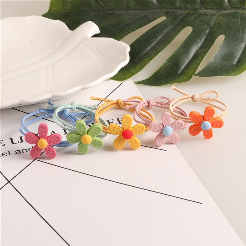 Cột tóc hoa Daisy rực rỡ nhiều màu lựa chọn