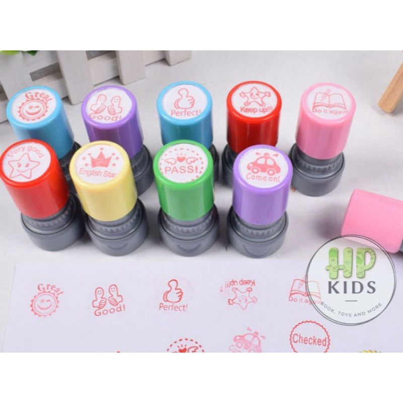 Con dấu khen thưởng có hình kèm lời khen tiếng Anh cho bé.