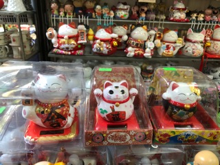 Mèo thần tài vẫy tay