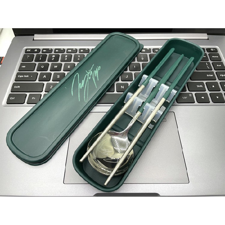 Set hộp thìa đũa in chữ ký Vương Nhất Bác_Tiêu Chiến