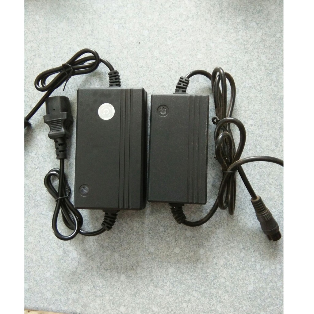 Cục sạc 12V, lớn, dùng cho bình phun thuốc trừ sâu, đầu 3 chân, có đèn báo đầy