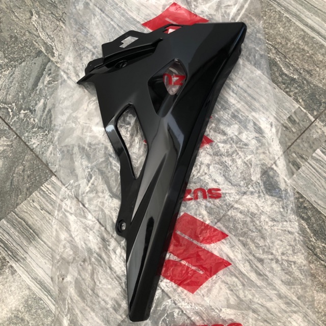 Mỏ cày màu đen bóng bên Phải Gsx R 150- Phụ tùng chính hãng