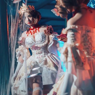 Set đồ cosplay Red Lady trong Identity V