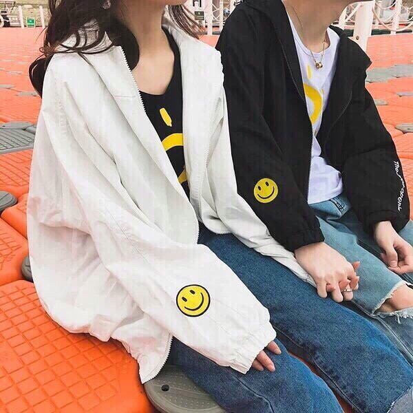 Áo khoác dù nữ đẹp mặt cười vui tươi