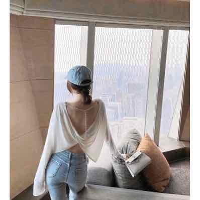 Áo thun tay dài hở lưng dây chuỗi hạt