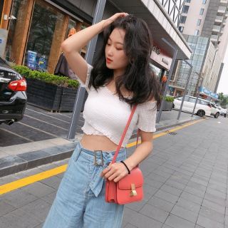 Áo trễ vai đáp chéo bèo nhún