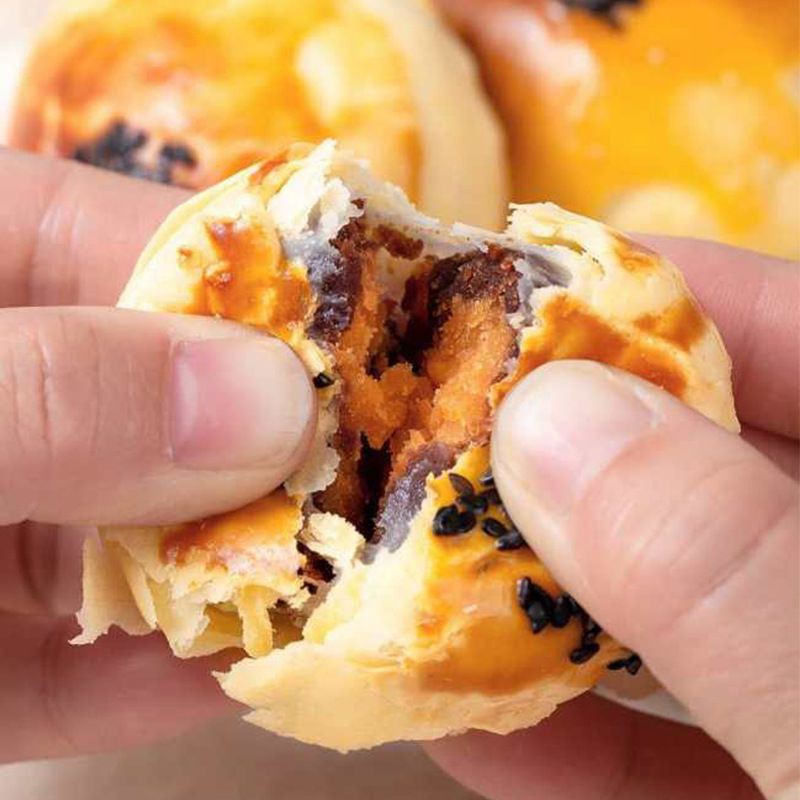 [Mã 267FMCGSALE giảm 8% đơn 500K] Bánh trứng muối nhân đậu đỏ nghìn lớp, bánh trứng muối Hề Tuyết 50g | BigBuy360 - bigbuy360.vn