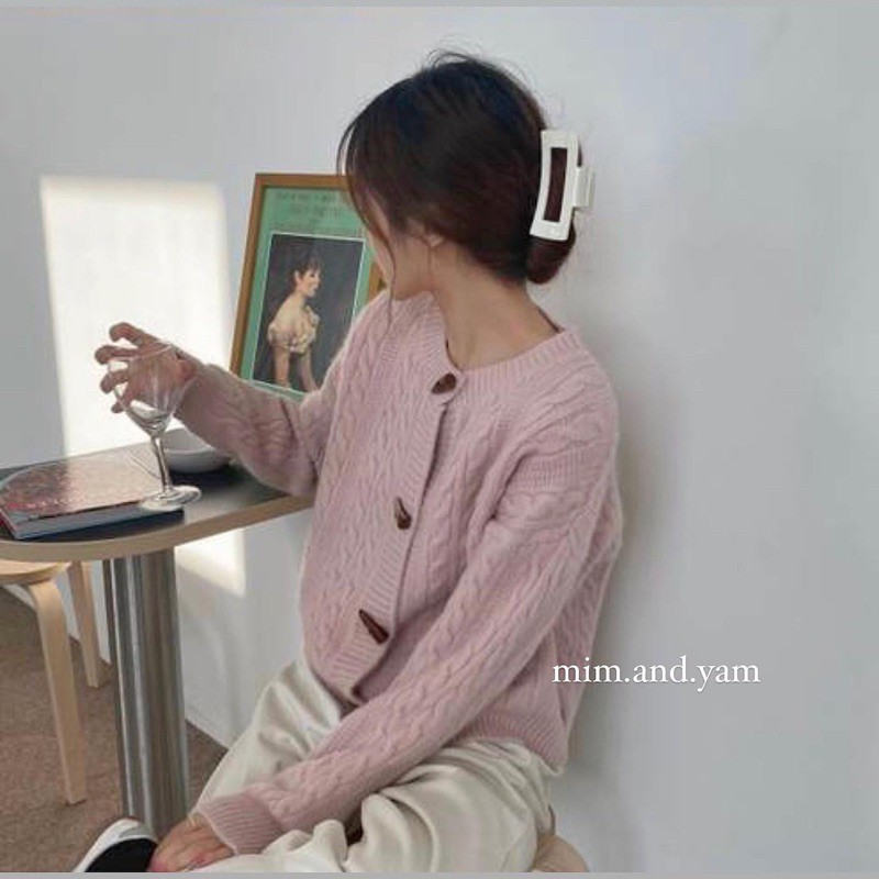 Cardigan len vặn thừng cúc vân gỗ