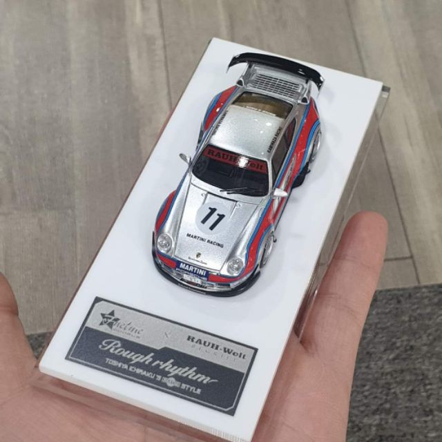 Xe Mô Hình Porsche 911 (993) Rauh-Welt Begriff Rough Rhythm-Martini&lt;br&gt;&lt;br&gt;-Tỉ lệ : 1:64 &lt;br&gt;- Hãng sản xuất : Fuelme ( Bạc )