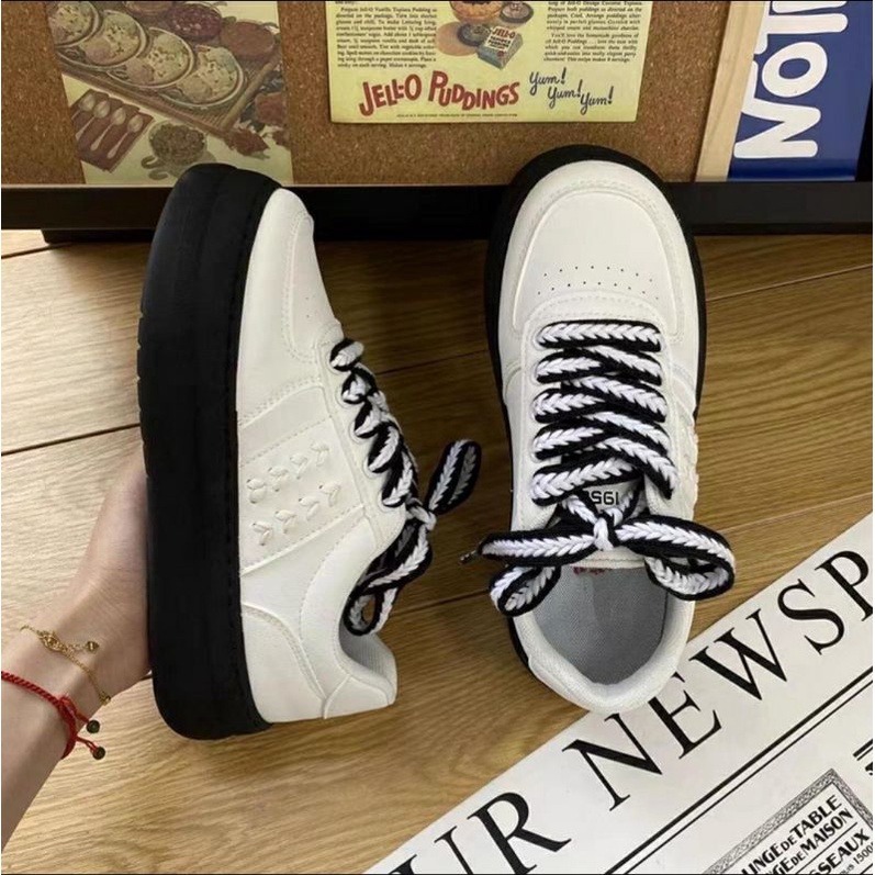 Giày Thể Thao Nữ Đế Đen Phối họa tiết