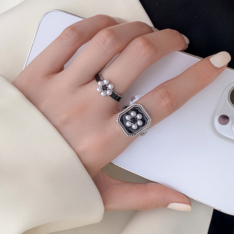 Nhẫn hở màu trắng đen hình hoa đính ngọc trai sang trọng