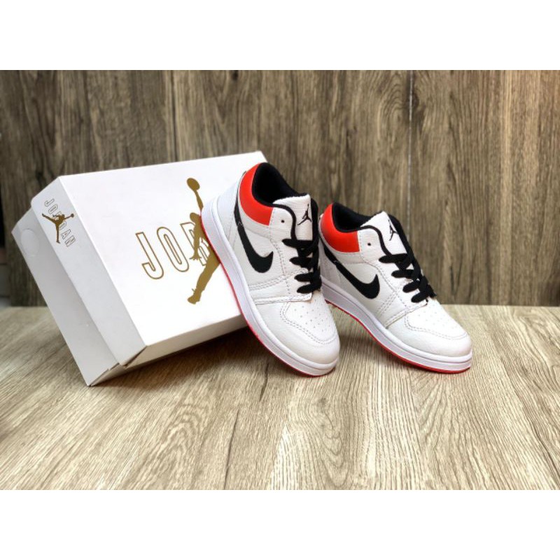 Giày Thể Thao Nike Air Jordan Cổ Thấp Màu Trắng Thời Trang Trẻ Trung