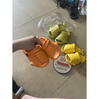 Dép hình cá mập  cho bé