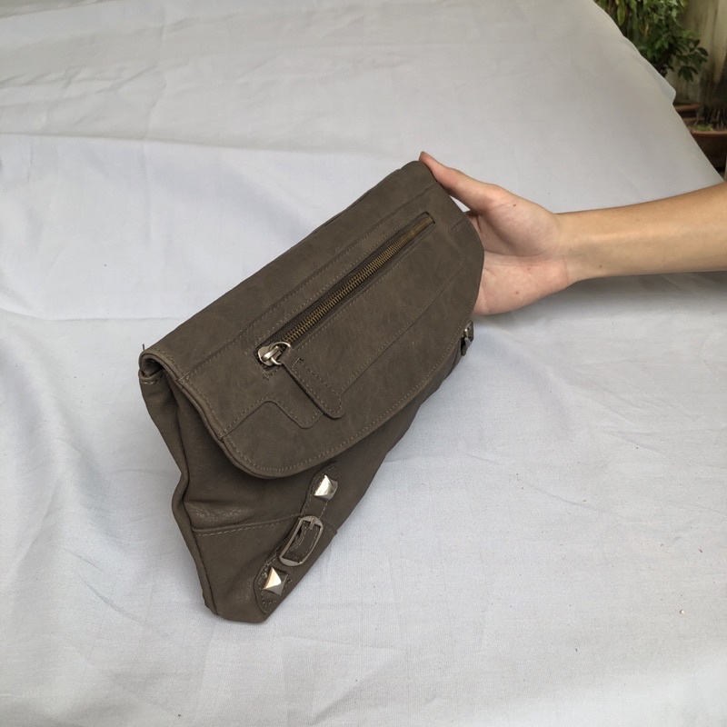 Túi chuẩn si. Túi qua sử dụng. Khách vui lòng xem hình nếu muốn biết thêm thông tin sản phẩm mời khách vô chat . Thanks.