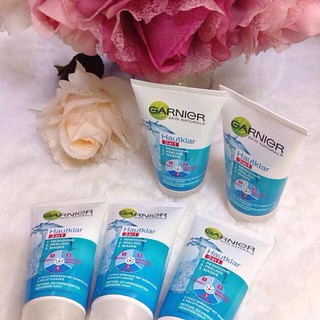 Sữa rửa mặt Garnier Hautklar 3in1 hiệu quả để ngăn ngừa mụn đầu đen và làm giảm bã nhờn, giúp lỗ chân lông khô thoáng