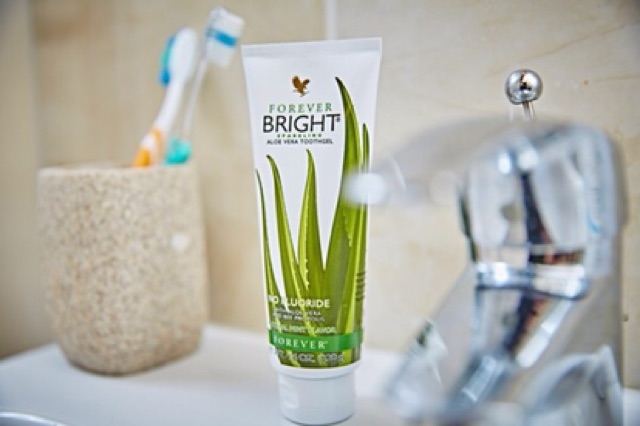 Kem đánh răng lô hội FOREVER BRIGHT TOOTHGEL - Aloe Vera, sáp ong và bạc hà