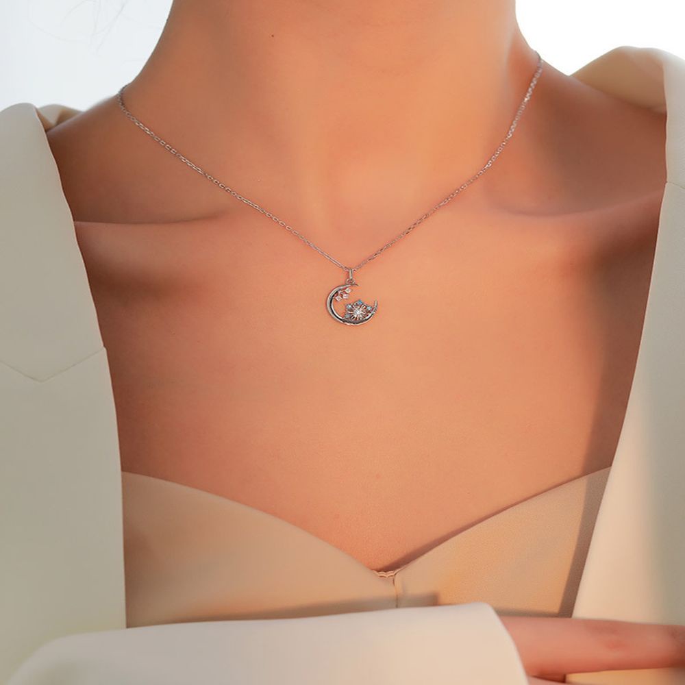 Vòng cổ choker bằng thép titan mặt hình bông tuyết phối mặt trăng tinh tế phong cách Hàn Quốc dùng làm quà giáng sinh