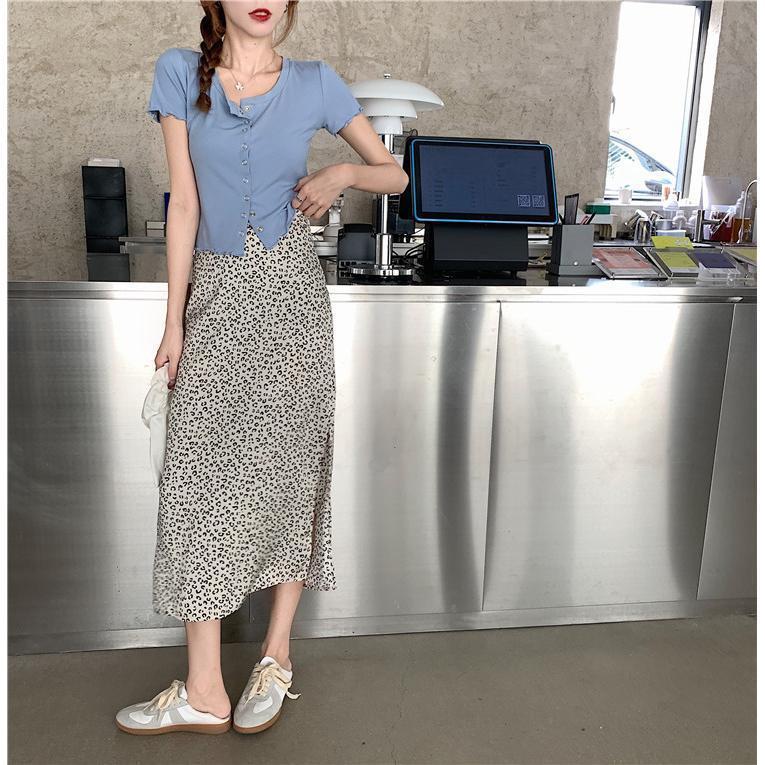 Chân váy lưng cao thiết kế xẻ tà họa tiết da báo quyến rũ thời trang