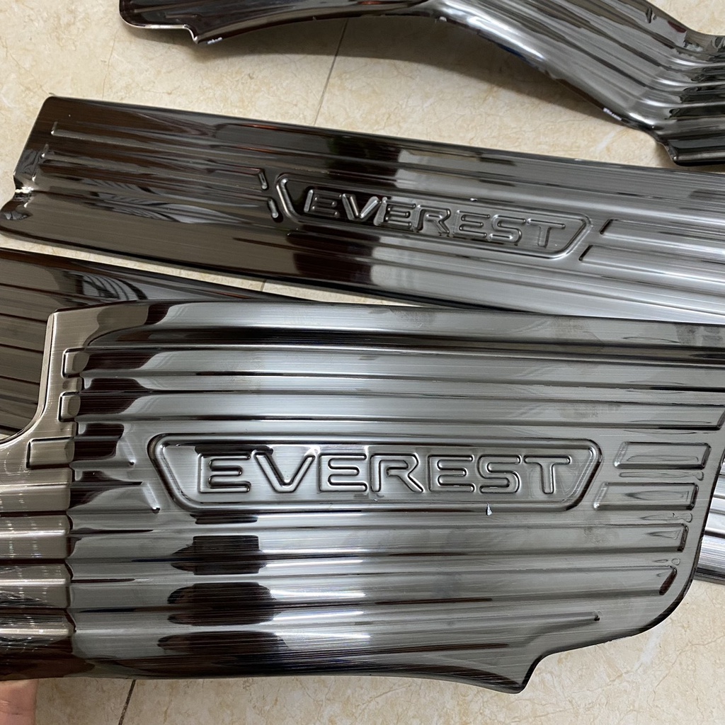 Ốp bậc cửa, nẹp bước chân xe Ford Everest 2018 2019 2020 2021 2022 2023 Mẫu TITAN cao cấp