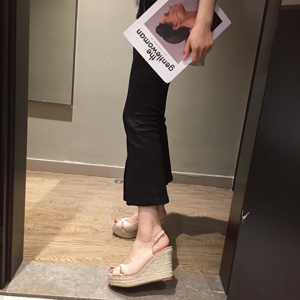 Giày Sandal Mùa Hè 2022 Bằng Da Lộn Đế Phẳng Hở Ngón Có Dây Bện Có Khóa Cài