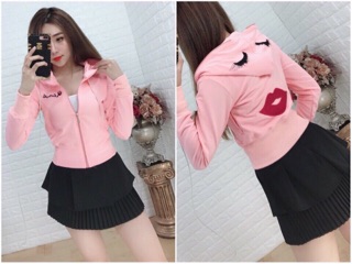 Khoác lửng ôm eo thêu môi dễ thương