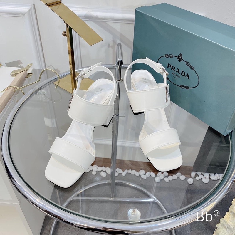 ❣️❣️❣️Sandal prada super tag khoá cực hót về thêm trắng ạ ai cần ib 👉Mầu:Trắng 👉Sz:35-39 👉Fullbox