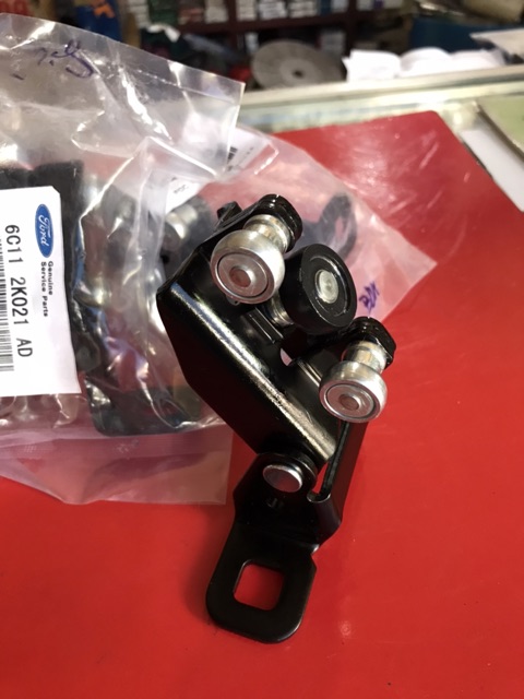 Bát bạc đạn cửa lùa Ford Transit