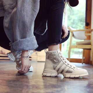 Giày sneaker